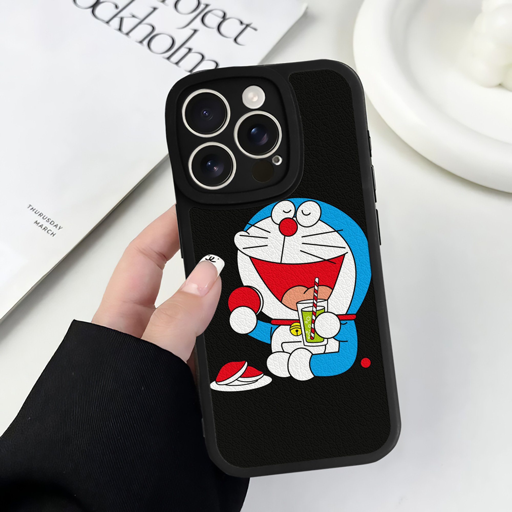 （画像用） ドラえもん Doraemon 【iPhone 16シリーズ対応】シリコンスマホケース（レザー調） 材質：シリコン
